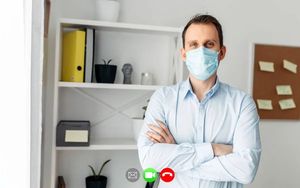Відеодзвінок з молодим чоловіком в медичній масці — стокове фото