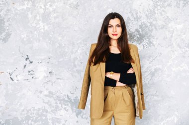 Takım elbiseli güzel esmer kadın.