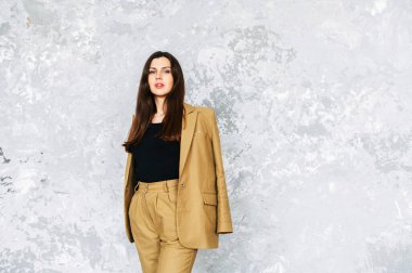 Takım elbiseli güzel esmer kadın.