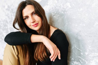 Takım elbiseli güzel esmer kadın.