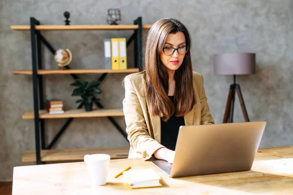 Jeune femme d'affaires travaille sur un ordinateur portable — Photo