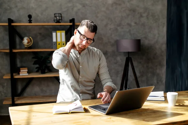 Pensive jongeman werkt op een laptop — Stockfoto