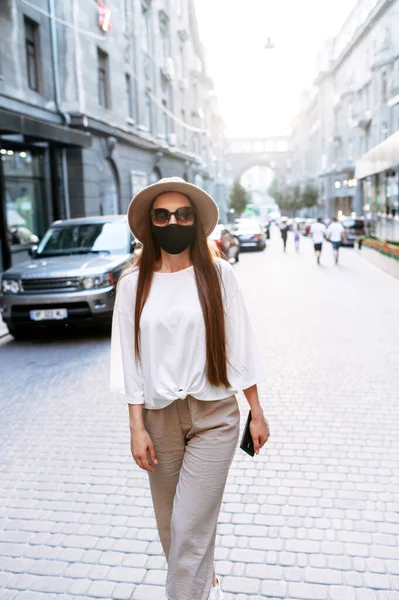 Donna in maschera medica passeggia per la città — Foto Stock