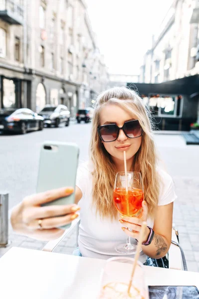 Красива дівчина з коктейлем у кафе на відкритому повітрі — стокове фото