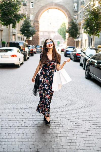 Весела дівчина з сумками виходить на вулицю — стокове фото