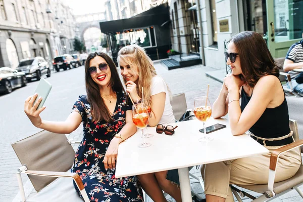 Joven hermosa niñas toma selfie en un café al aire libre — Foto de Stock