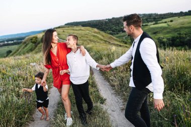 Kırsalda dört kişilik mutlu bir aile.