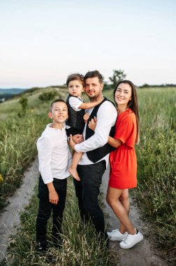 Kırsalda dört kişilik mutlu bir aile.