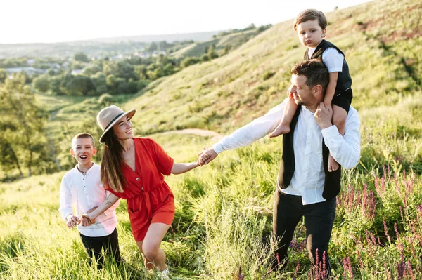 Happy famille aimante marche sur le terrain — Photo