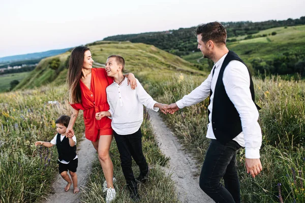 Lycklig familj med fyra barn på landet — Stockfoto