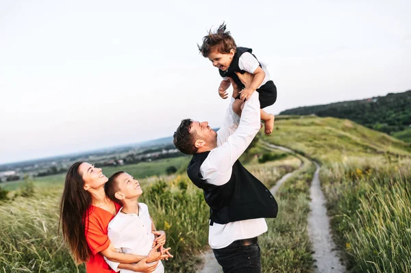 Lycklig familj med fyra barn på landet — Stockfoto