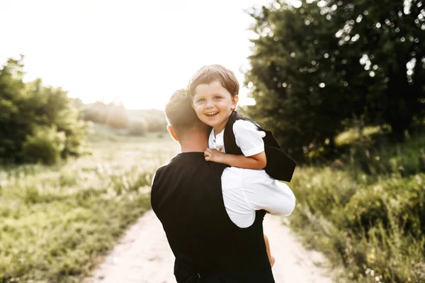 Midshot av en pappa med en son på en fältväg — Stockfoto