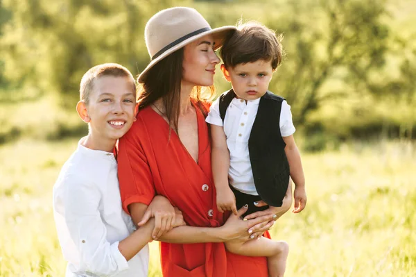 Ung mamma med två söner på naturen — Stockfoto
