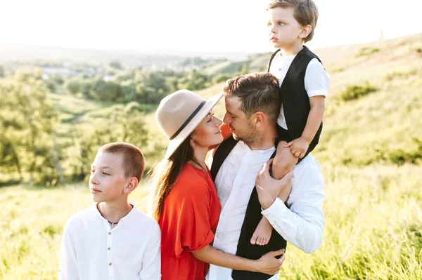 Genre famille heureuse sur la nature avoir beaucoup de temps — Photo