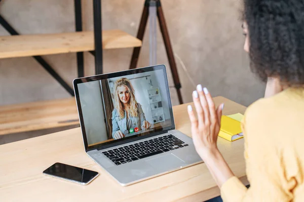 Eine afrikanisch-amerikanische Frau spricht per Videoanruf — Stockfoto