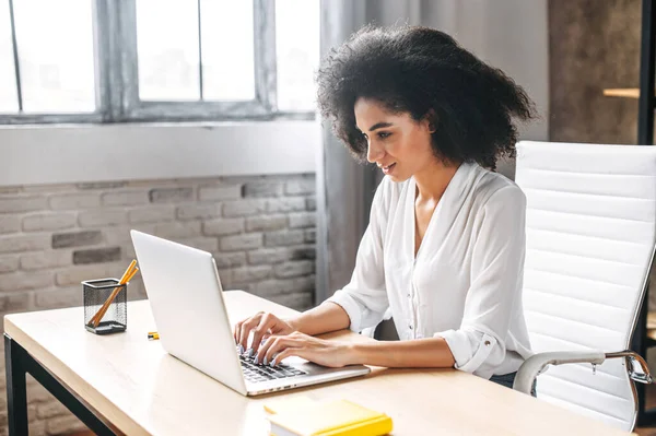 Modern ofisteki Afro-Amerikalı genç bir kadın.