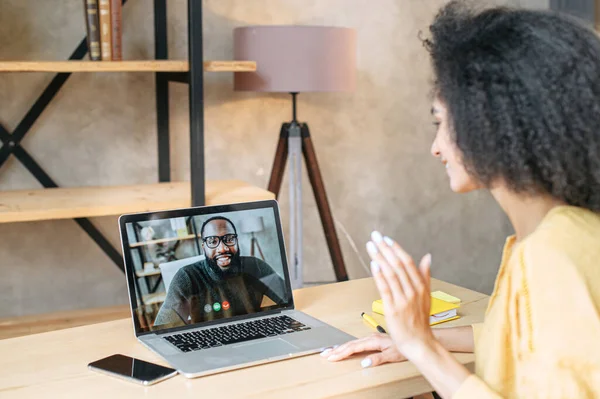 Una mujer afroamericana habla por videollamada —  Fotos de Stock