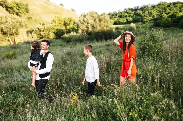 자연 밖에서 행복 한 가족의 긴 샷 — 스톡 사진