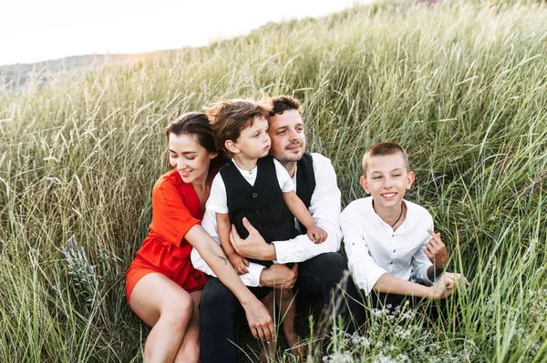 Heureuse famille de quatre personnes à la campagne — Photo