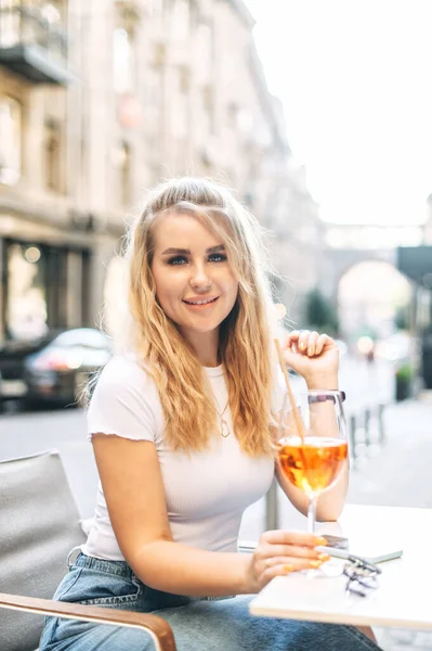 Hermosa chica con cóctel en un café al aire libre — Foto de Stock