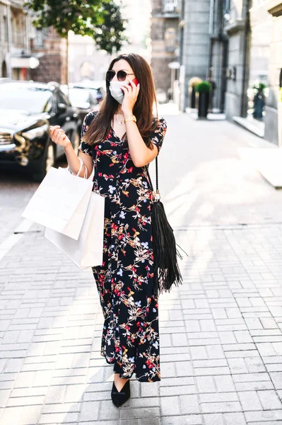 Una chica con una máscara médica protectora va de compras — Foto de Stock