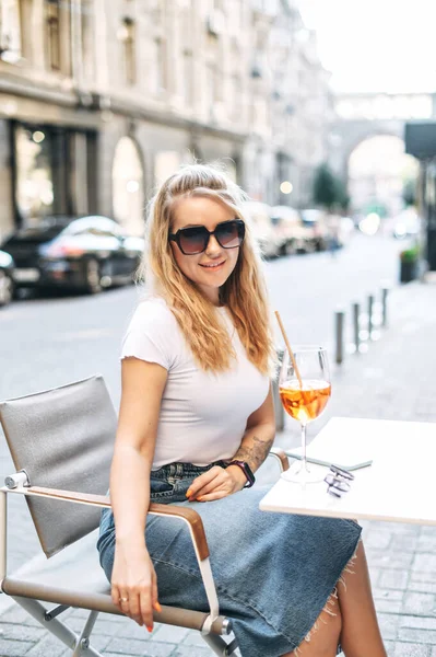 Красива дівчина з коктейлем у кафе на відкритому повітрі — стокове фото