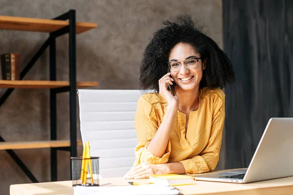 Una joven afroamericana en una oficina moderna — Foto de Stock