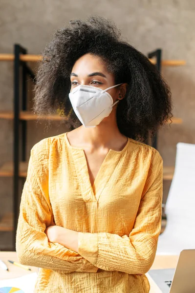 Афро-американська молода жінка в медичній масці — стокове фото