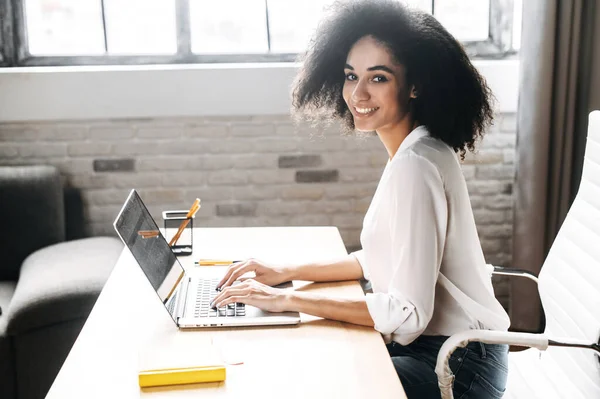 An african-american young woman in modern office — Stock Photo, Image