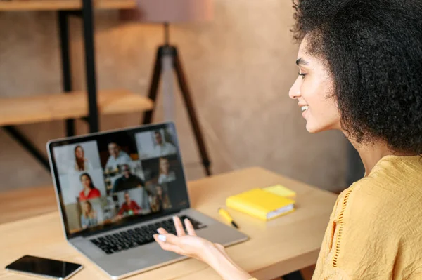 Een Afrikaans-Amerikaanse vrouw praat via videogesprek — Stockfoto