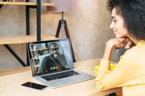 Una mujer afroamericana habla por videollamada —  Fotos de Stock