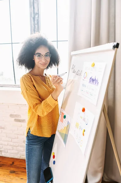 An african-american young woman with flip chart — Stock Photo, Image