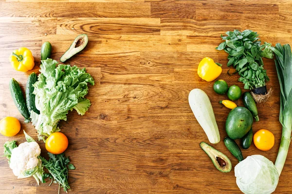 Diverse verse groenten op tafel. Bovenaanzicht — Stockfoto