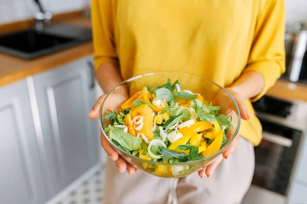 Una ciotola di insalata di verdure nelle mani femminili — Foto Stock