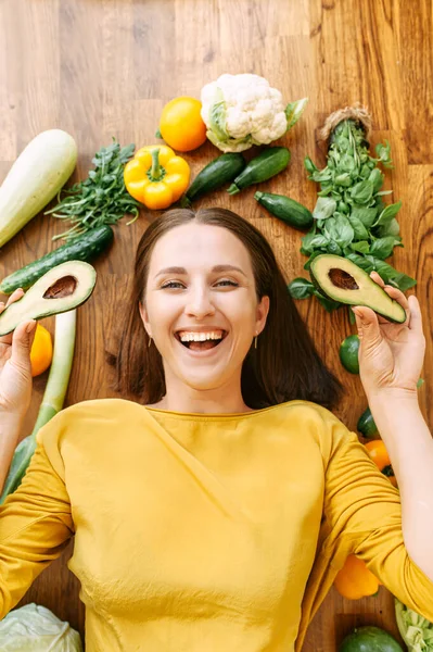 Une femme est entourée de légumes frais — Photo