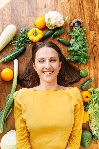 Une femme est entourée de légumes frais — Photo