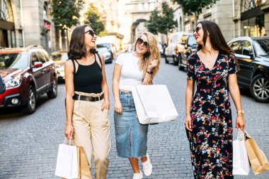 Alışverişten sonra üç bayan arkadaş yürür