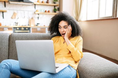 Bir kadın boş zamanlarını dizüstü bilgisayarla geçirir.