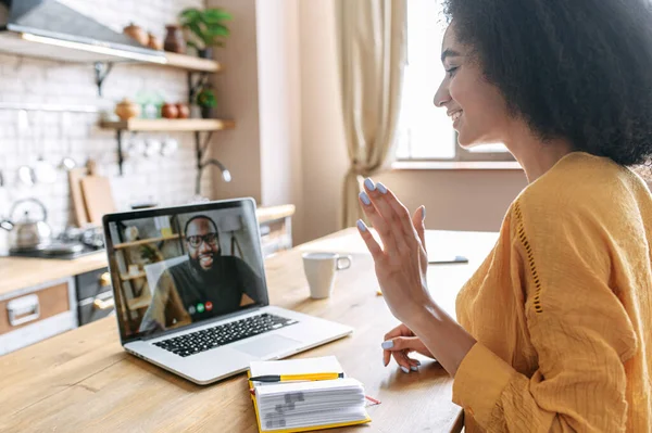 Eine junge Frau benutzt Laptop für Videoanrufe — Stockfoto