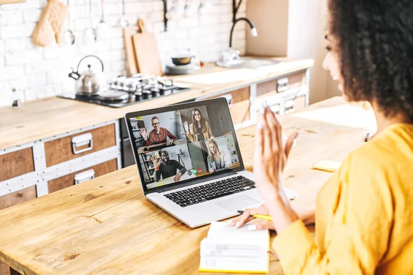 Uma mulher africana usando laptop para reunião de vídeo — Fotografia de Stock