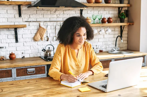 Hermosa afro chica escribe en el cuaderno de ordenador portátil — Foto de Stock