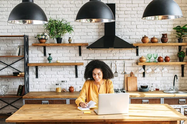 Menina afro bonita escreve no notebook do laptop — Fotografia de Stock