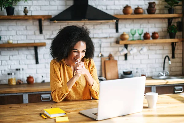 Uma menina usa laptop para trabalho remoto ou lazer em casa — Fotografia de Stock