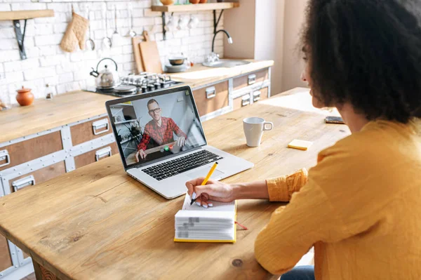 Uma mulher africana usando laptop para reunião de vídeo — Fotografia de Stock