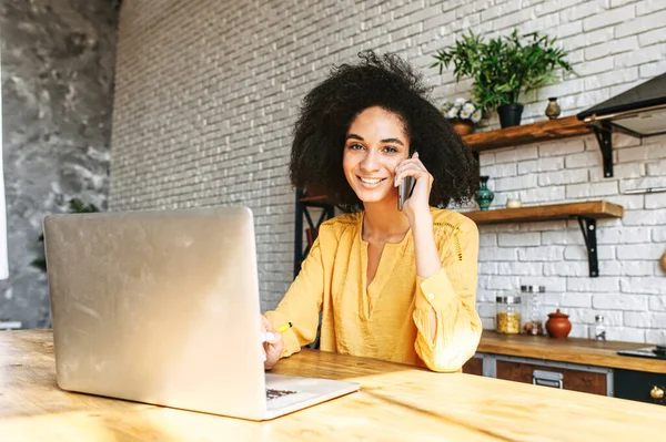 Sonriente chica joven está utilizando el ordenador portátil para trabajar en línea —  Fotos de Stock