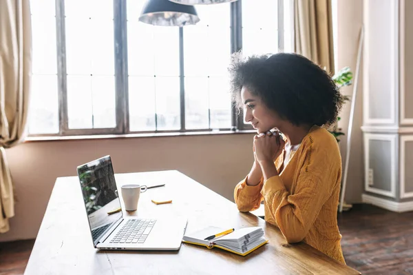 Een jonge vrouw die laptop gebruikt voor videogesprekken — Stockfoto