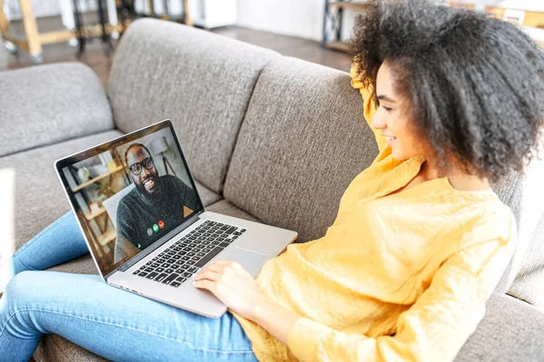 Молодая женщина, использующая ноутбук для видеозвонка — стоковое фото