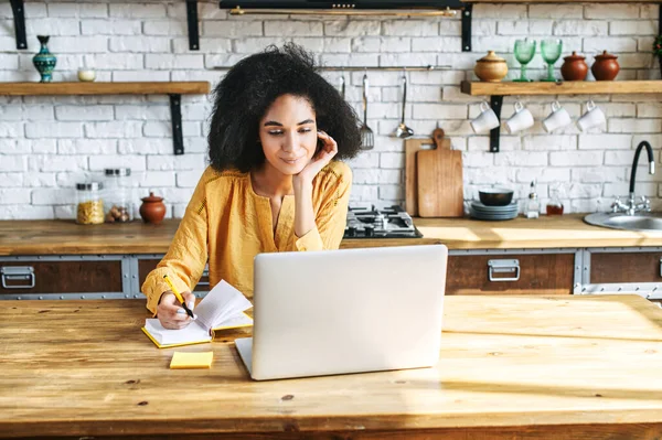 Jovem afro-americana trabalho menina com um laptop — Fotografia de Stock