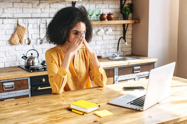 Mulher de negócios afro-americana cansada com laptop — Fotografia de Stock