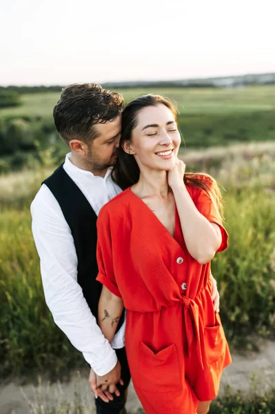 História de amor. Casal apaixonado no campo cênico — Fotografia de Stock